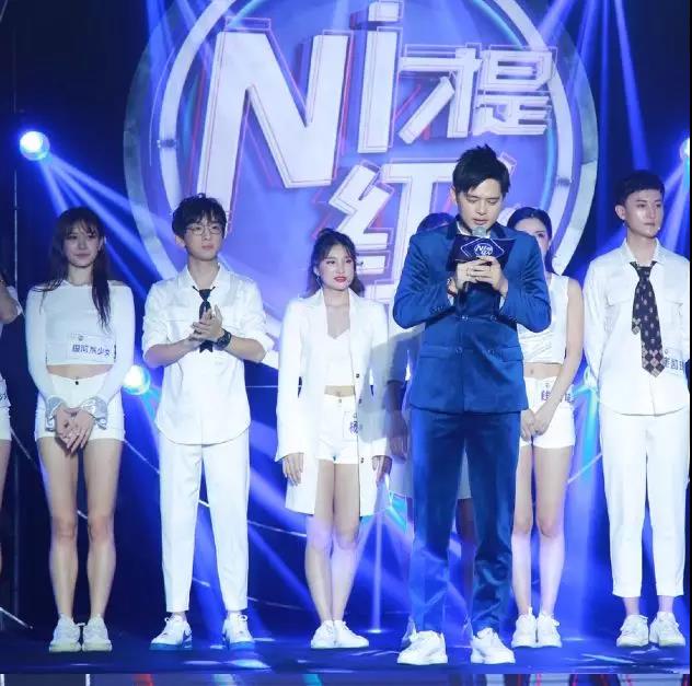 薛骅用魔术换来300W法拉利跑车