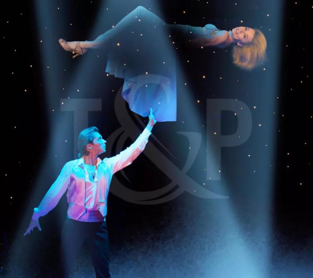 每个魔术师都盼望一位俊美的表演伴侣