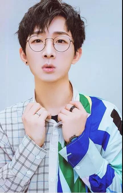 薛骅用魔术换来300W法拉利跑车