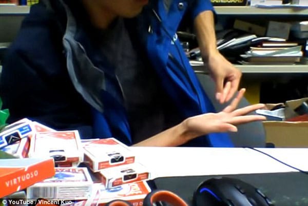 澳大利亚魔术师表演“断手指”