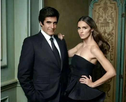 看看魔术大师背后的女人