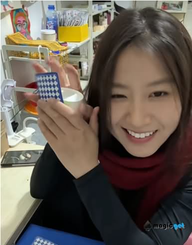 95后美女变魔术 粉丝量达 200 多万