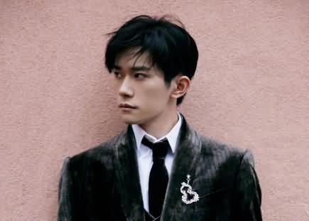 易烊千玺 《狂野时代》转硬币