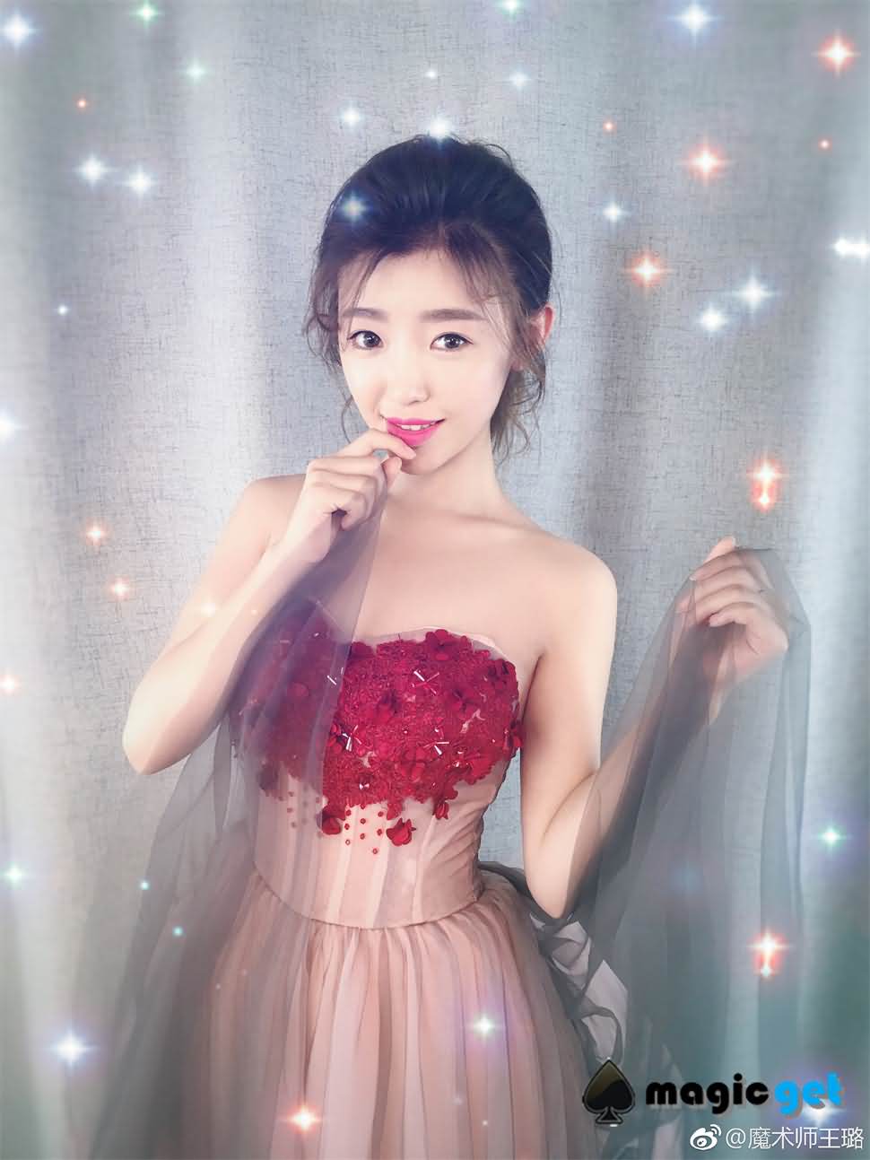 魔术仙子 超赞手法美女魔术师王璐