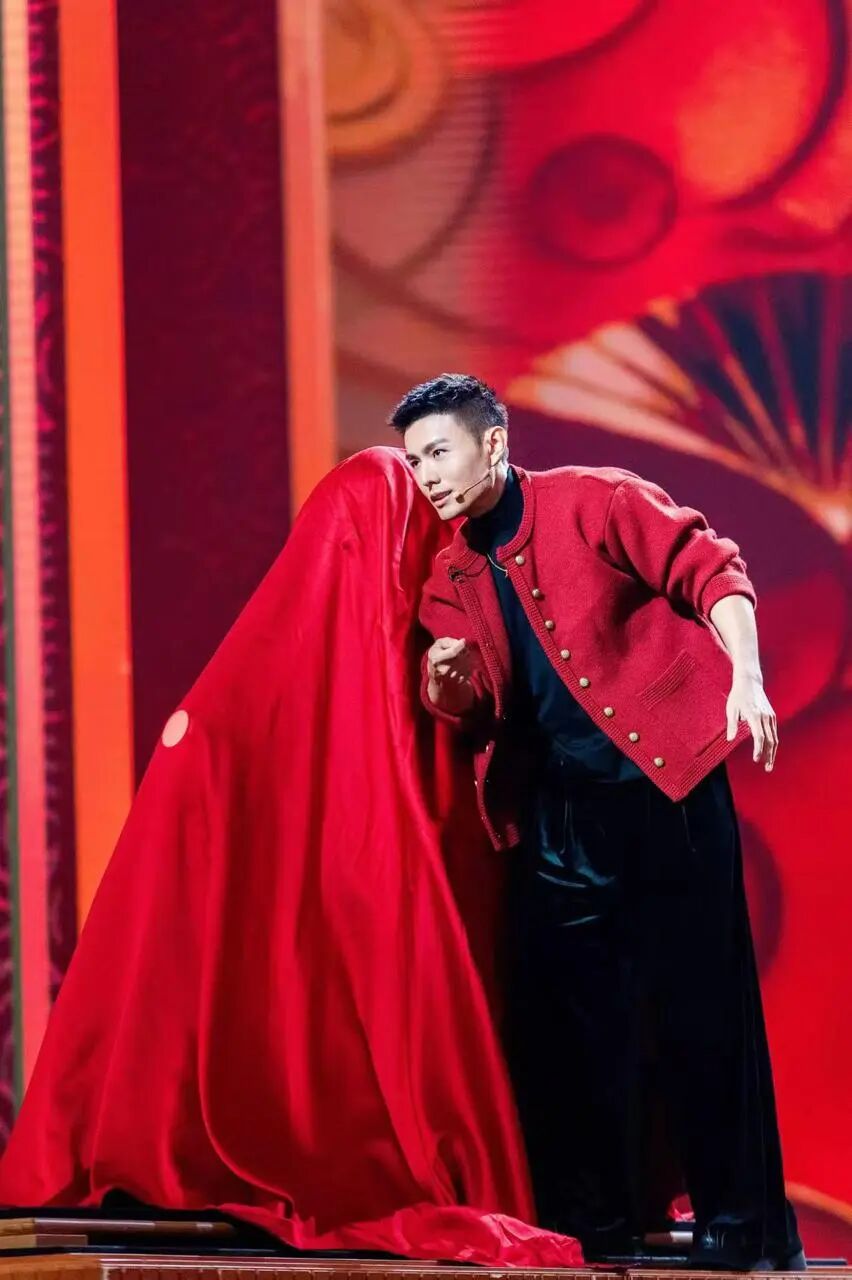 2026大学生春晚的魔术节目和央视春晚的魔术撞题 导演发文向魔术师邓男子致歉